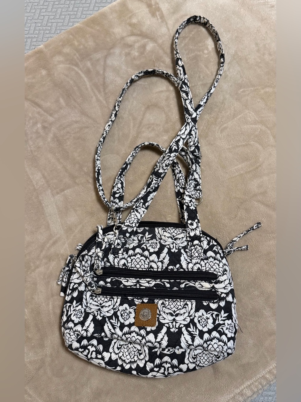 Stone Mountain Accessories Black & White Floral Quilted Crossbody Bag